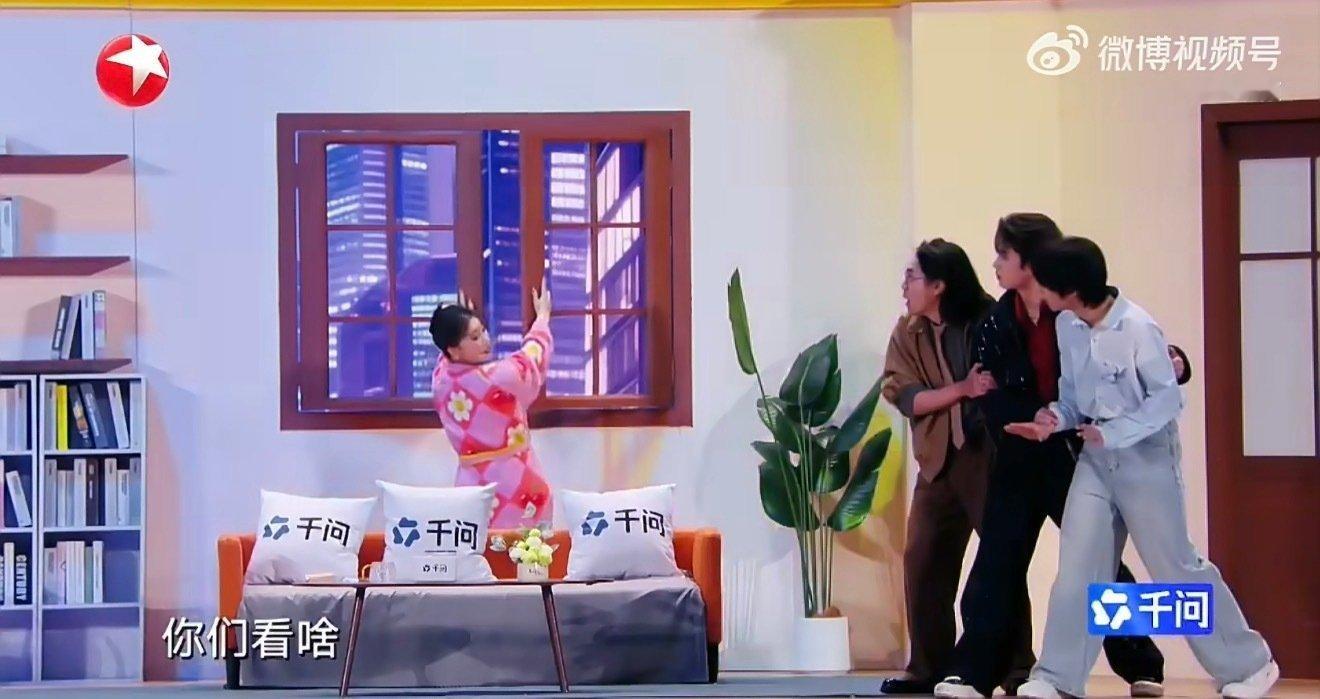 千问投喂短剧霸总八个粽子 谁能想到，2026东方卫视春晚最火的竟是千问的谐音梗？