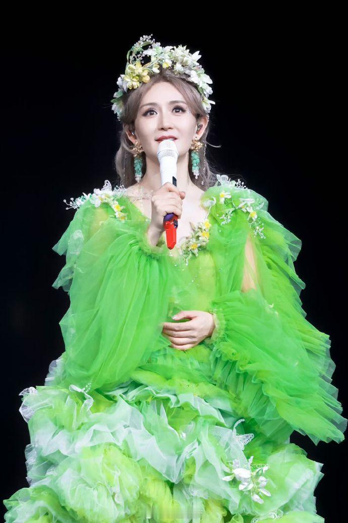 谢娜演唱会上座率 关于谢娜演唱会，其实很有意思。个人觉得这也标志着演唱会严格意义