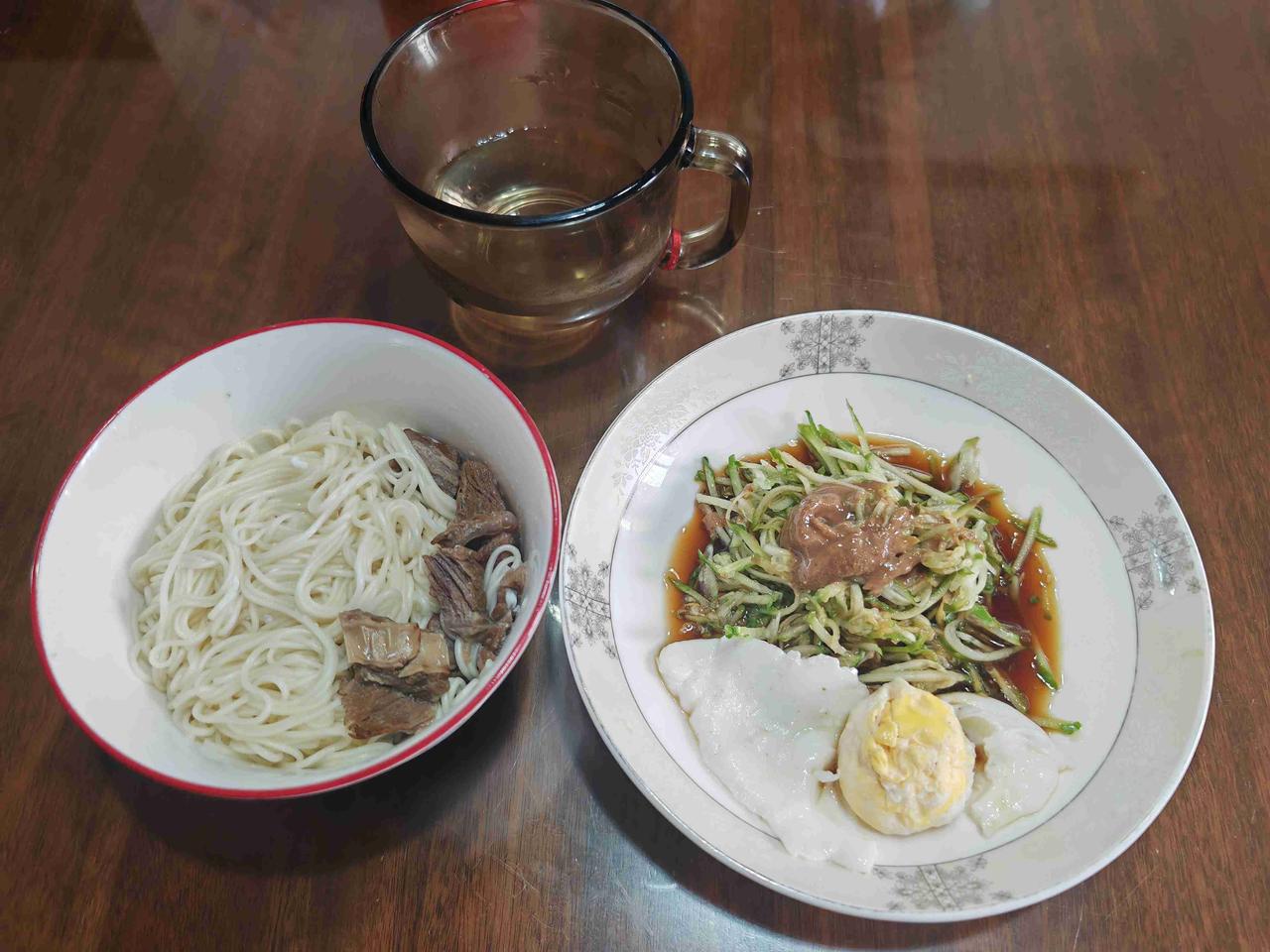 周天孩子们要睡懒觉，我出去运动回到家感觉饿了，不等他们了，自己先吃早饭。

从冰