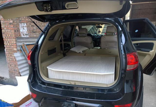 再说一遍，不要把SUV当成床车来开，我试验过好几次，每次都没睡好觉。
为了自己有