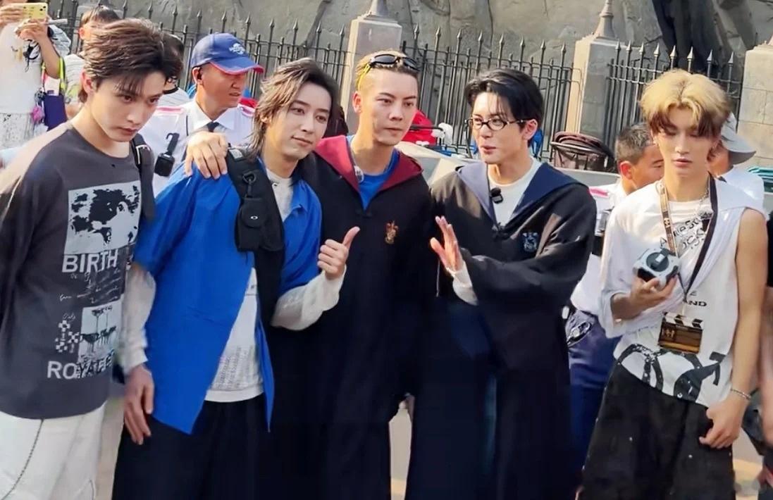 九门 我的评分：佛爷的兵吴家的人都在环球陈伟霆带九门团建看完👖九门还沉浸剧情里