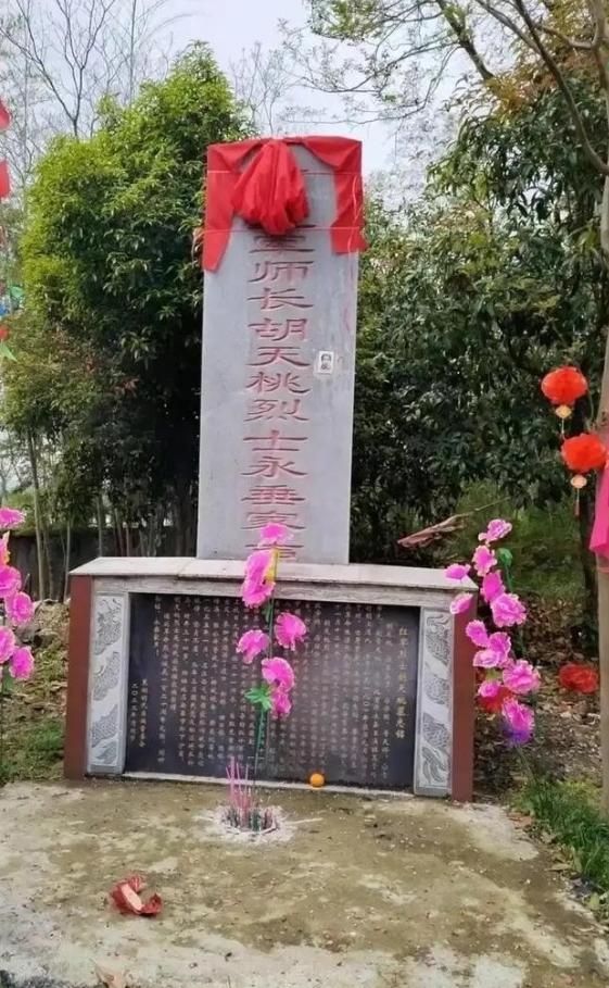 王耀武得知手下俘虏了一个红军师长，兴冲冲的跑过去准备审讯，可当他看到这位红军师长