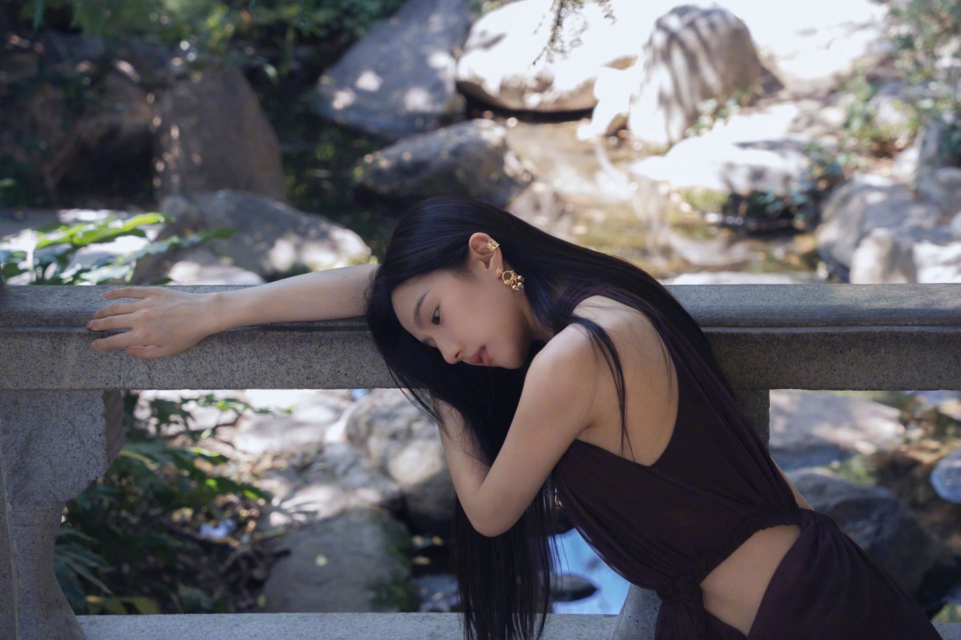 苏晓彤自己画的妆 真的觉得淡颜妆容的很是美妙呀～搭配黑长直清冷感拉满！而且这个妆