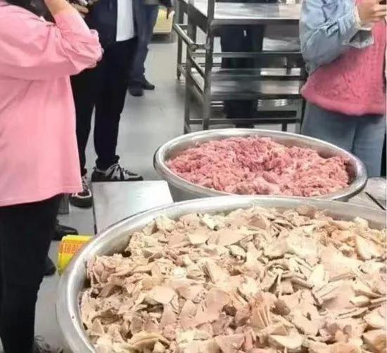 昆明长丰学校的“臭肉”事件已经处理完毕，意料之中的该免职的免职，该处罚的处罚！意
