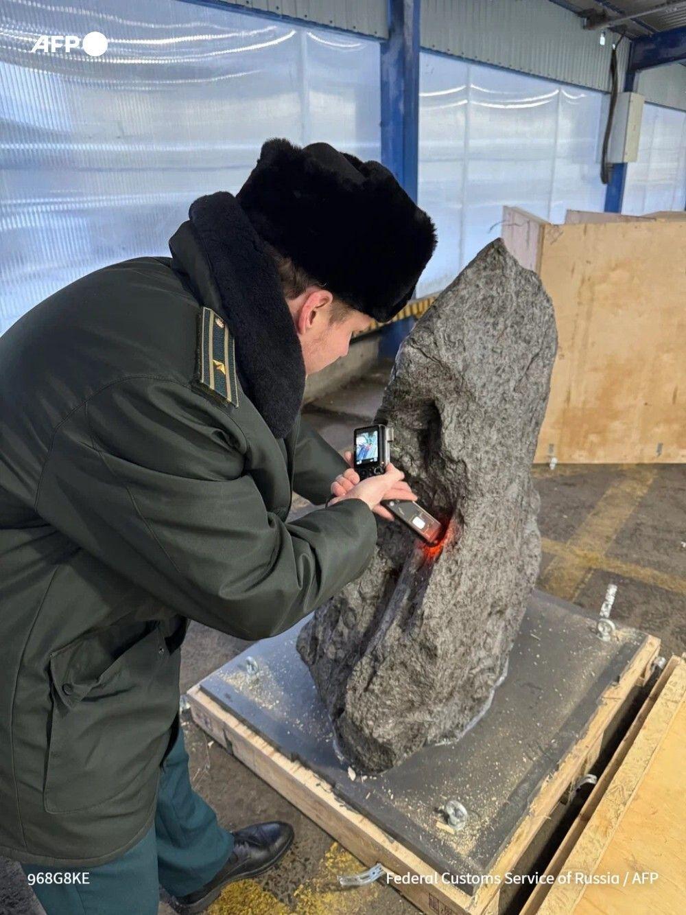 新闻快讯——俄罗斯联邦海关局通报，俄调查人员成功阻止一块巨型陨石碎片被伪装成园艺