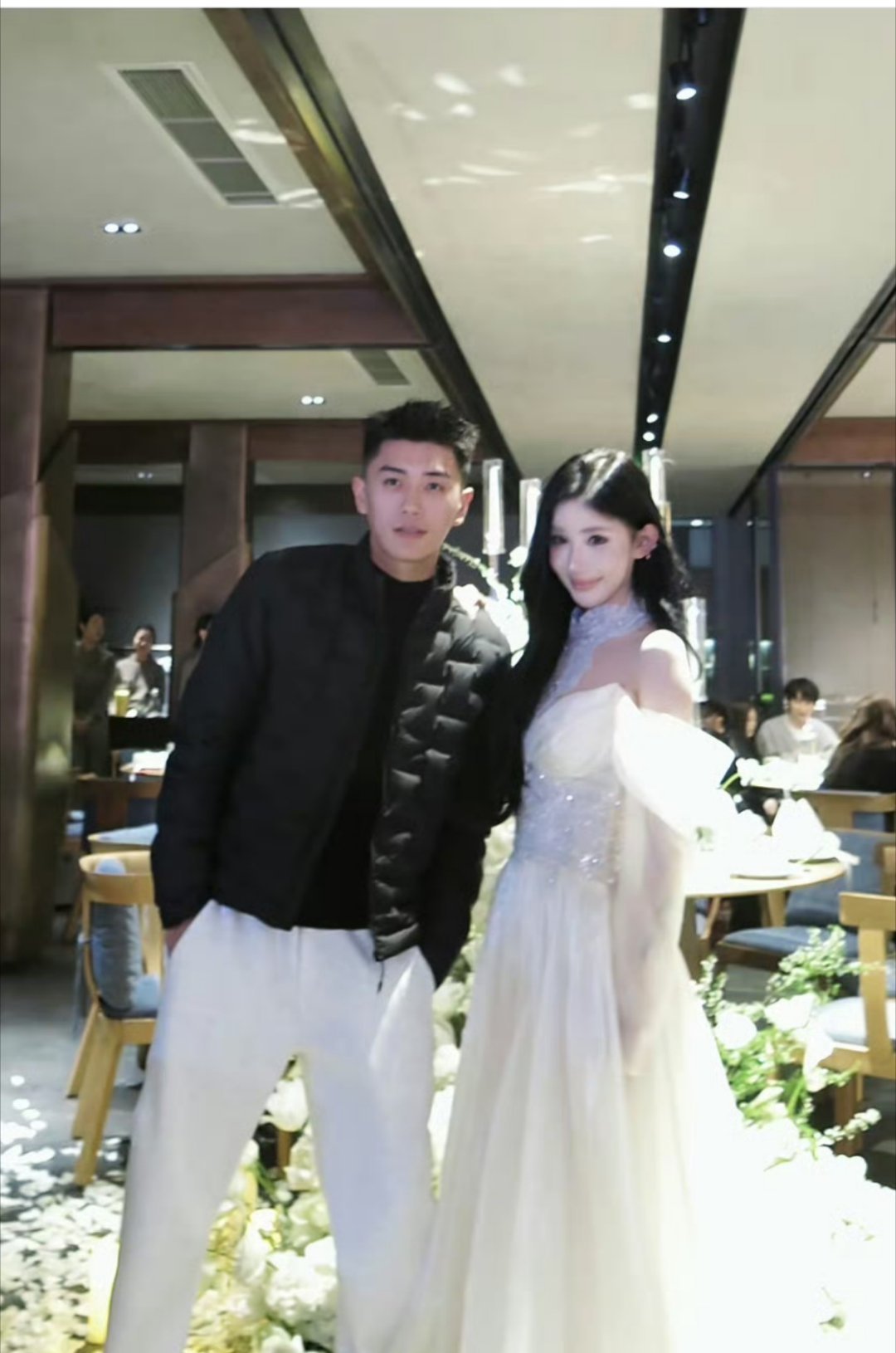 薛小婉正式回应与任权复合薛小婉7月1日直播正式回应与任权复合，含泪向粉丝道歉直言