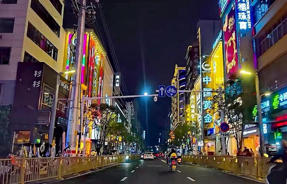 #秋日生活打卡季#衡阳自从有了旅发大会这段时间，衡阳的各地方街道都是干干净净的，