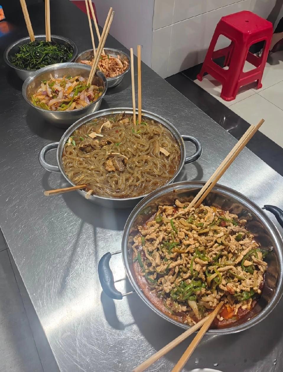 公司午餐盲盒开成“下饭王者”！


筷子插菜被妈妈追着打，打工人却啃得香

公司