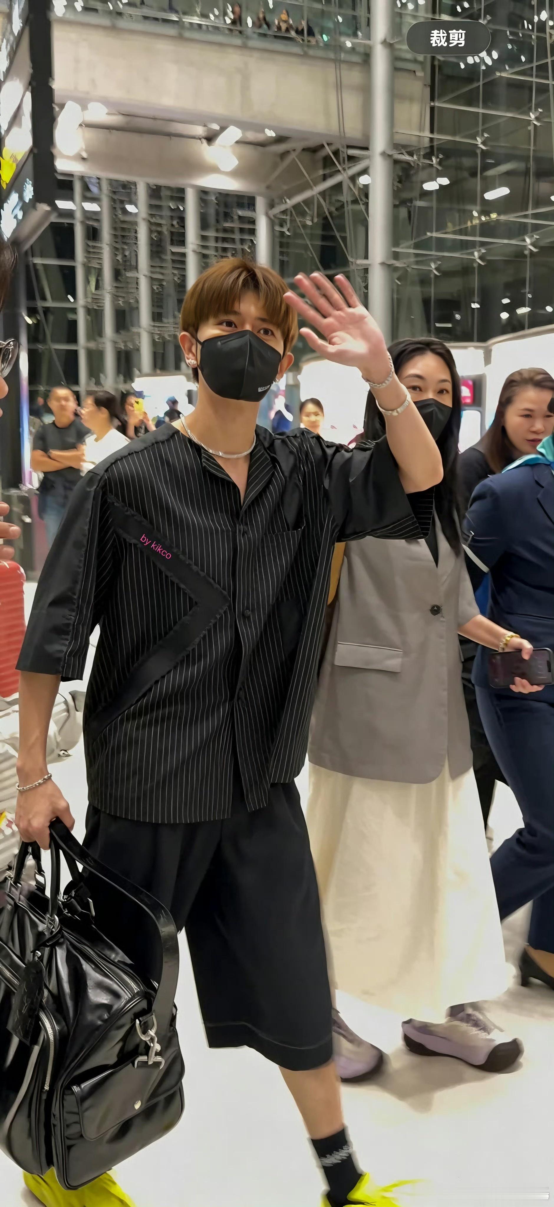 任嘉伦 很好奇任国超在泰国干什么呢，是在欣赏异域风光，还是在悄悄品尝地道的泰国美