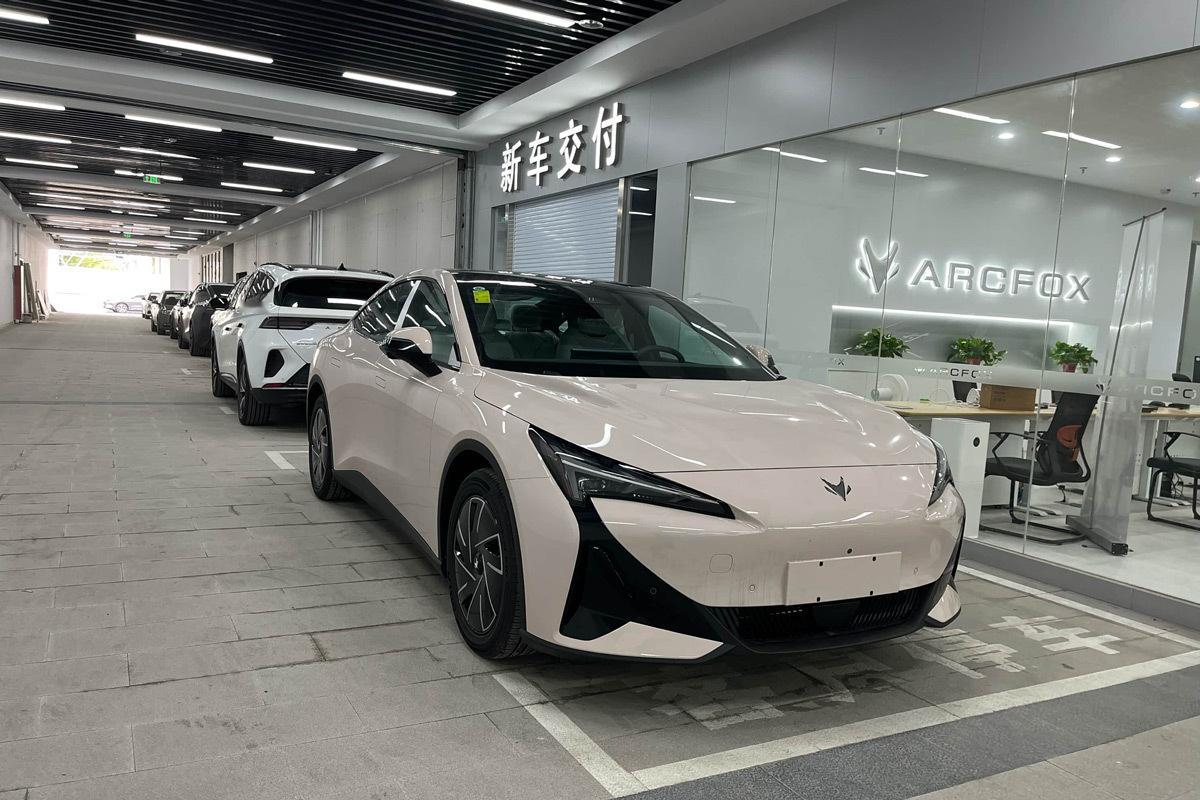 4月10日，极狐品牌用户运营中心副总经理乔心昱表示，极狐汽车全国新增63家门店正