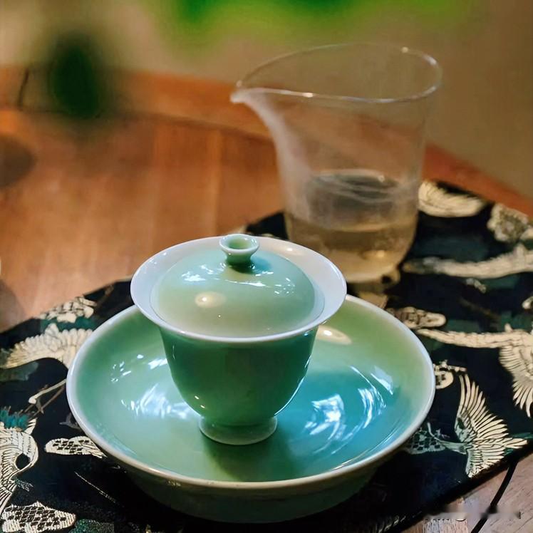 《茶道灵兮·楚歌体》
沸水兮漫漫，茶烟兮团团。
浮沉兮百淬，心静兮如渊。
莫惧兮