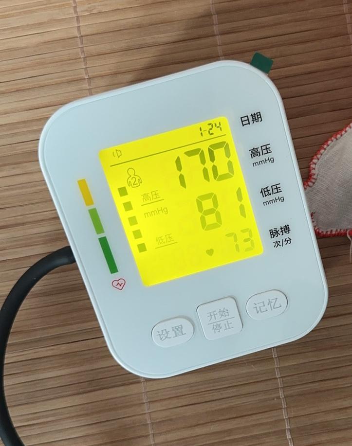 因为要给母亲送早饭，今天6:00没到就起床了，先把粥煮下去，然后去洗漱，洗好衣服