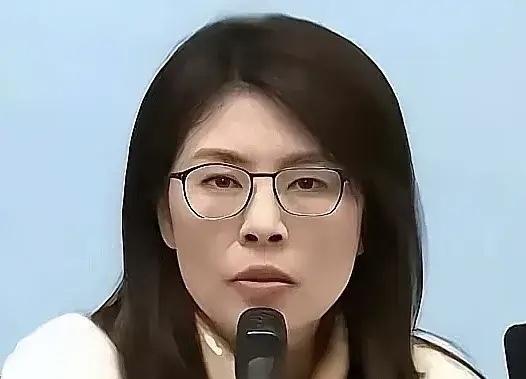 “真跟解放军对上，你们知道台湾要面对啥吗？”台湾时事评论员郑丽文这话一出口，直接