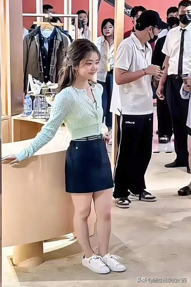 谭松韵哪儿都好都优秀，五官精致，演技在线，出演的很多部电视剧都受到人们的喜欢，就