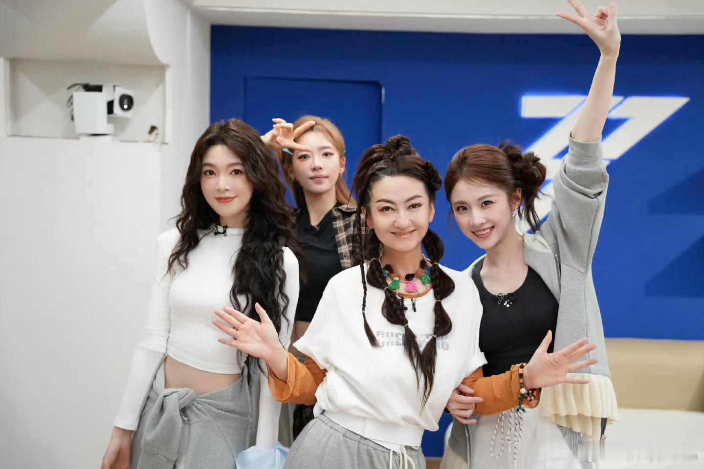 张月听到者来女淘汰的反应 抱抱这组，张月的反应真绷不住了…还在难受我女的淘汰，该