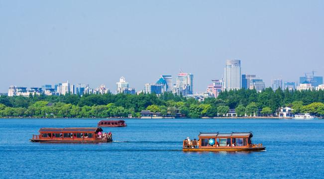 在景区，你看到外国人插队会阻止吗？

近日，西湖景区，游客们都在排队等候上船。队