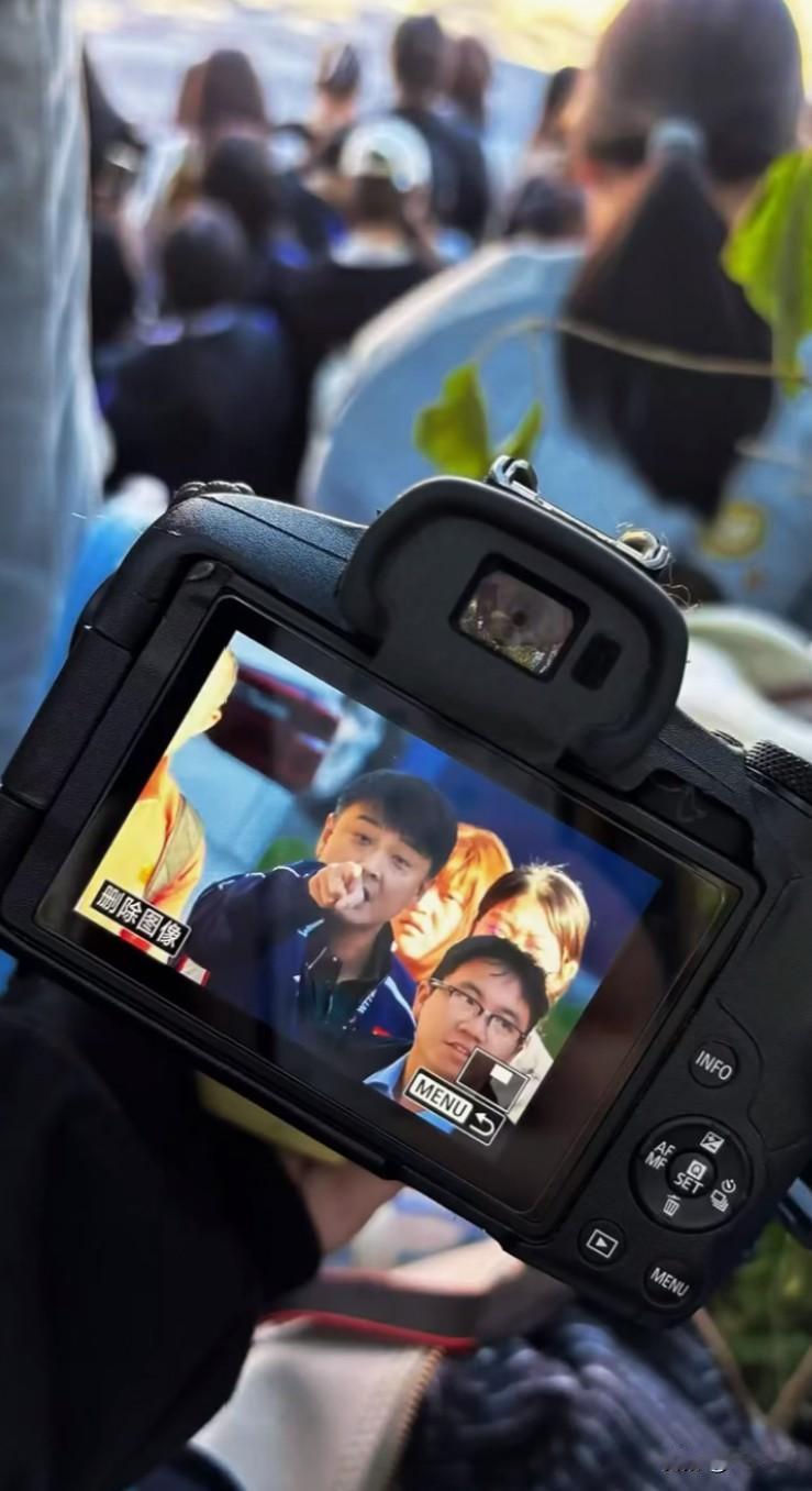 王皓被粉丝激怒了，主动走上前和粉丝对峙！
真不明白王皓指导为啥今天要主动走上前挑