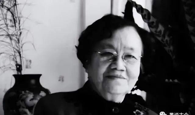 1940年，地下党康乃尔正在茶楼玩牌，一军统美女突然拍了拍他的肩膀，使了个眼色说