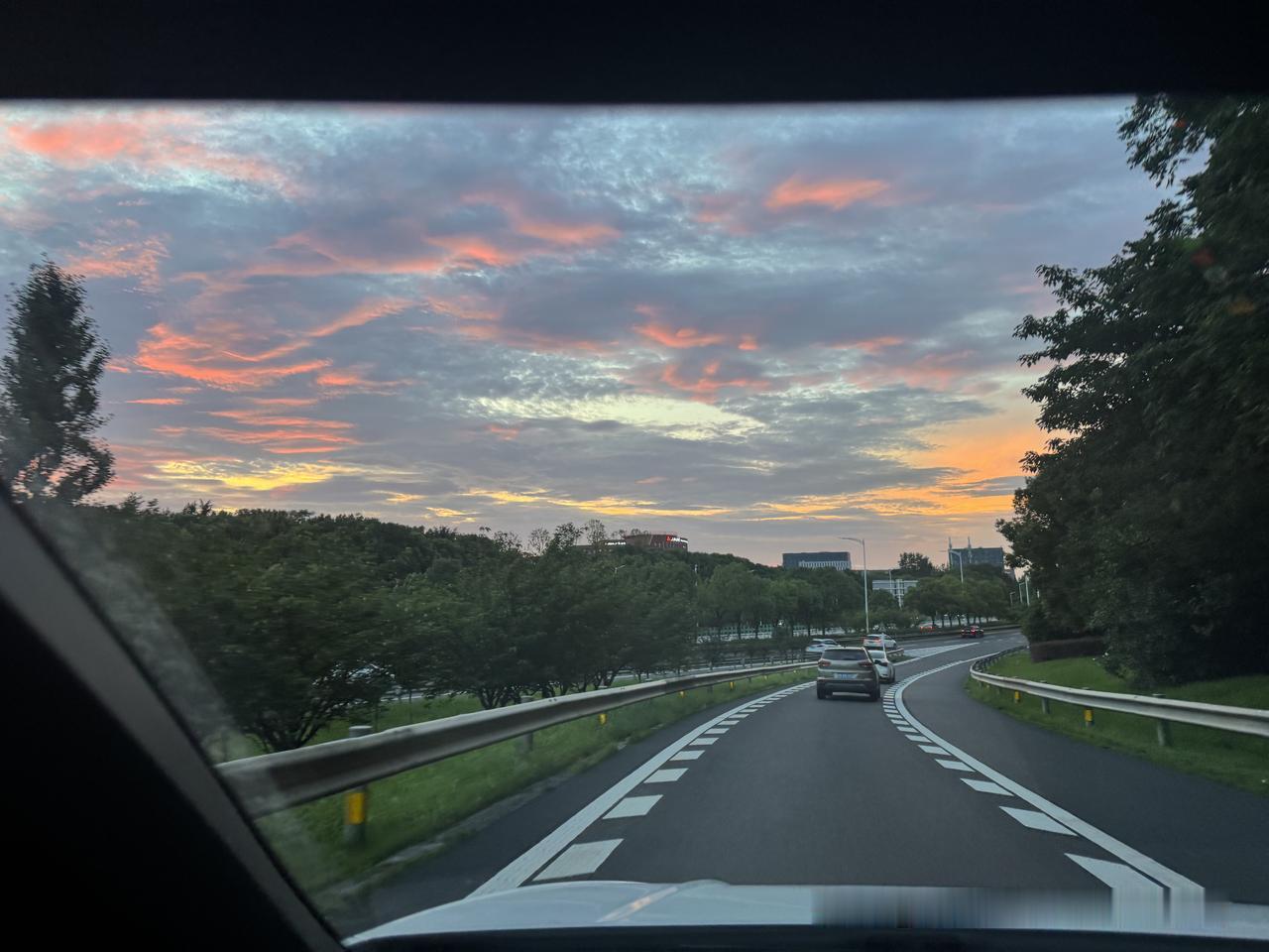 刚在南京绕城公路花神庙枢纽抓拍
，南京今晚的七彩云太美啦。你也拍到吗[耶]
南京