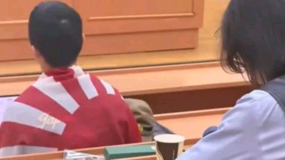 闹大了！中国留学生披“旭日旗”，是真傻还是真没骨气？

你敢信？在外国大学的课堂