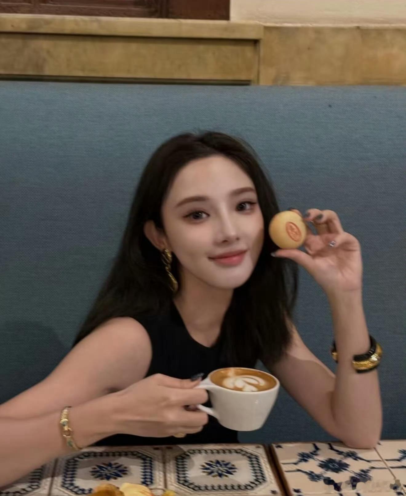 人生最靠谱的底气都是自己给的，彭小冉现在专心搞事业，不困于情、专注自我的态度真的