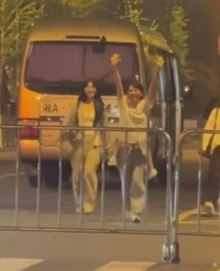 李心洁像汤姆猫一样走过来了 真的会被李心洁的饭撒可爱到，没有华丽姿势，就这么双手