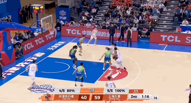 金金半场结束前的一次空接暴扣，随后又空中助攻白边的炸扣，今天上半场张镇麟的6中4