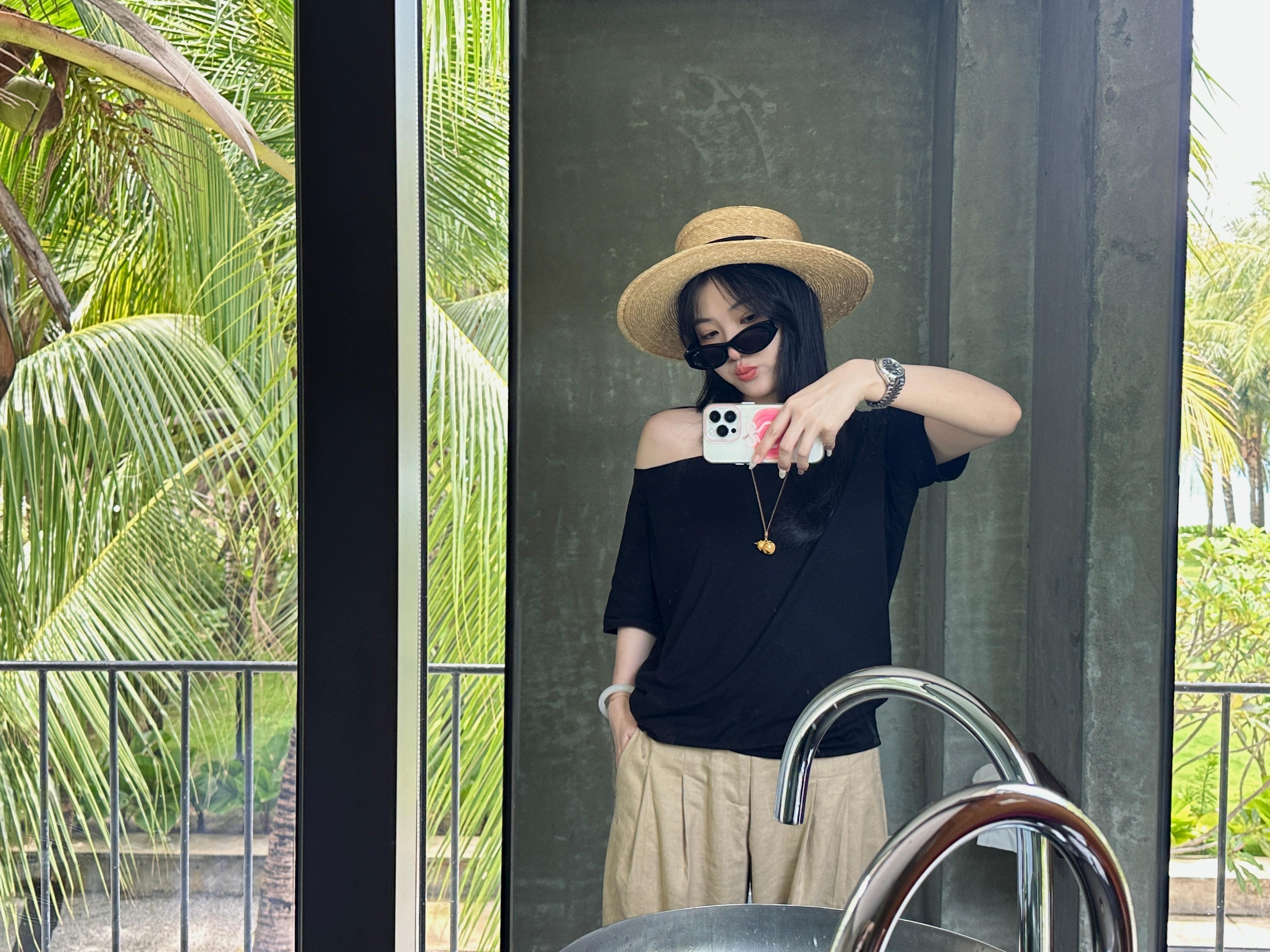 轻松自在的最后一天～酒店咔嚓几张就去陪老公暴雨中冲浪啦，天赋异禀啊第一次冲浪就能