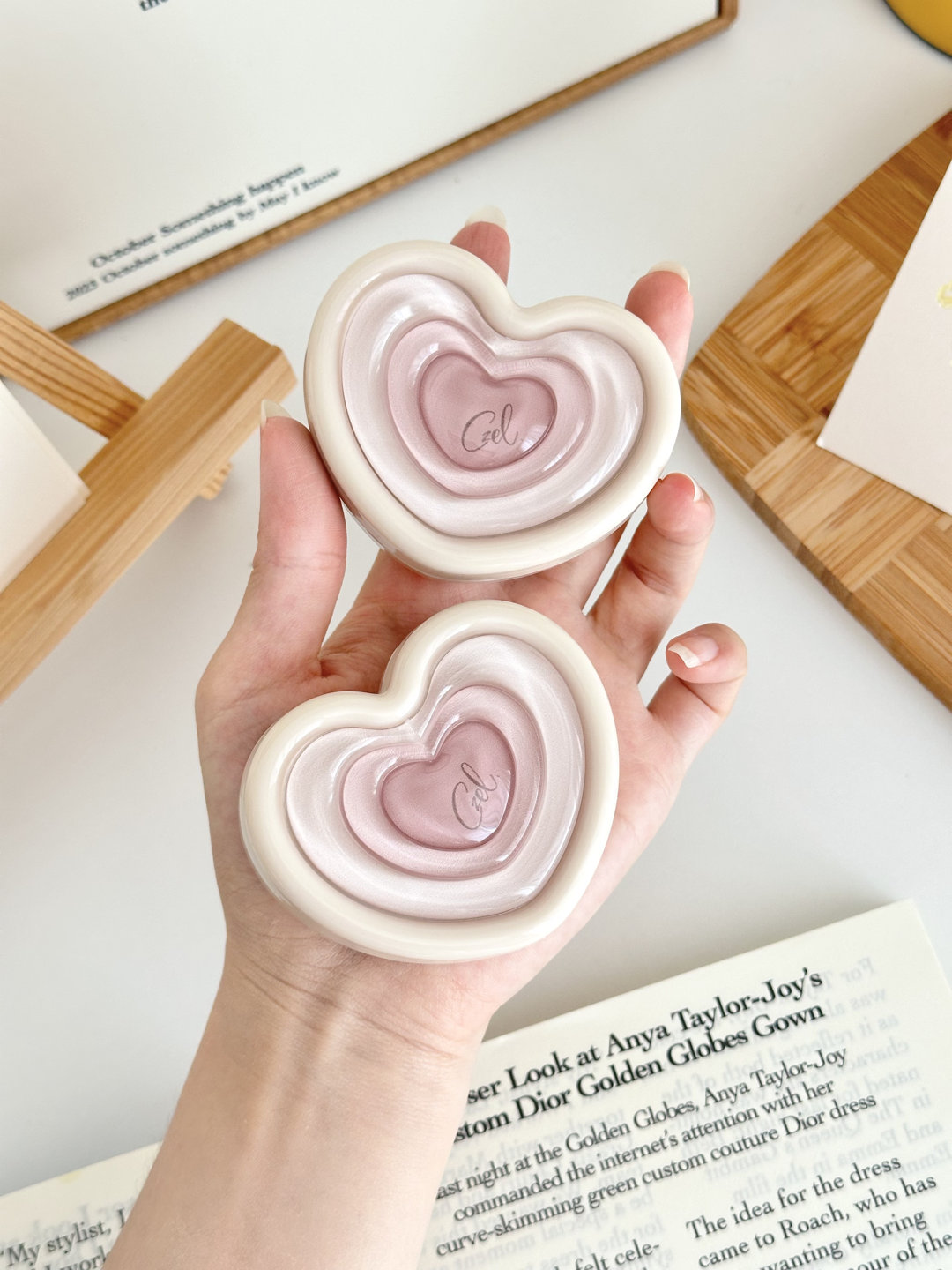 怎么会有颜值这么高的修容盘[好爱哦]渐变粉的爱心 一眼就被吸引住了高光+修容 一