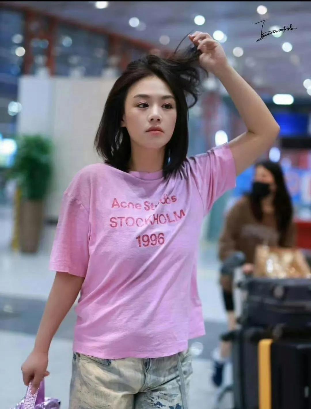 马思纯机场出行，清爽短发辨识度很高。
粉色T恤搭配做旧牛仔裤，简约休闲，松弛感直