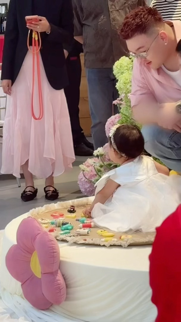 艾福杰尼女儿周岁宴现场曝光艾福杰尼一家三口合照 艾福杰尼爱女周岁宴今日温情定格，