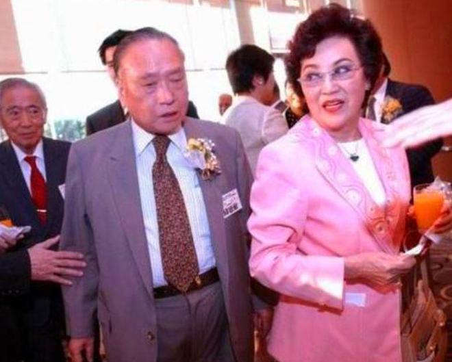 他曾是香港超级富豪，先后娶一对亲姐妹为妻，妻子和妻妹为其连生8胎，晚年却被儿女争