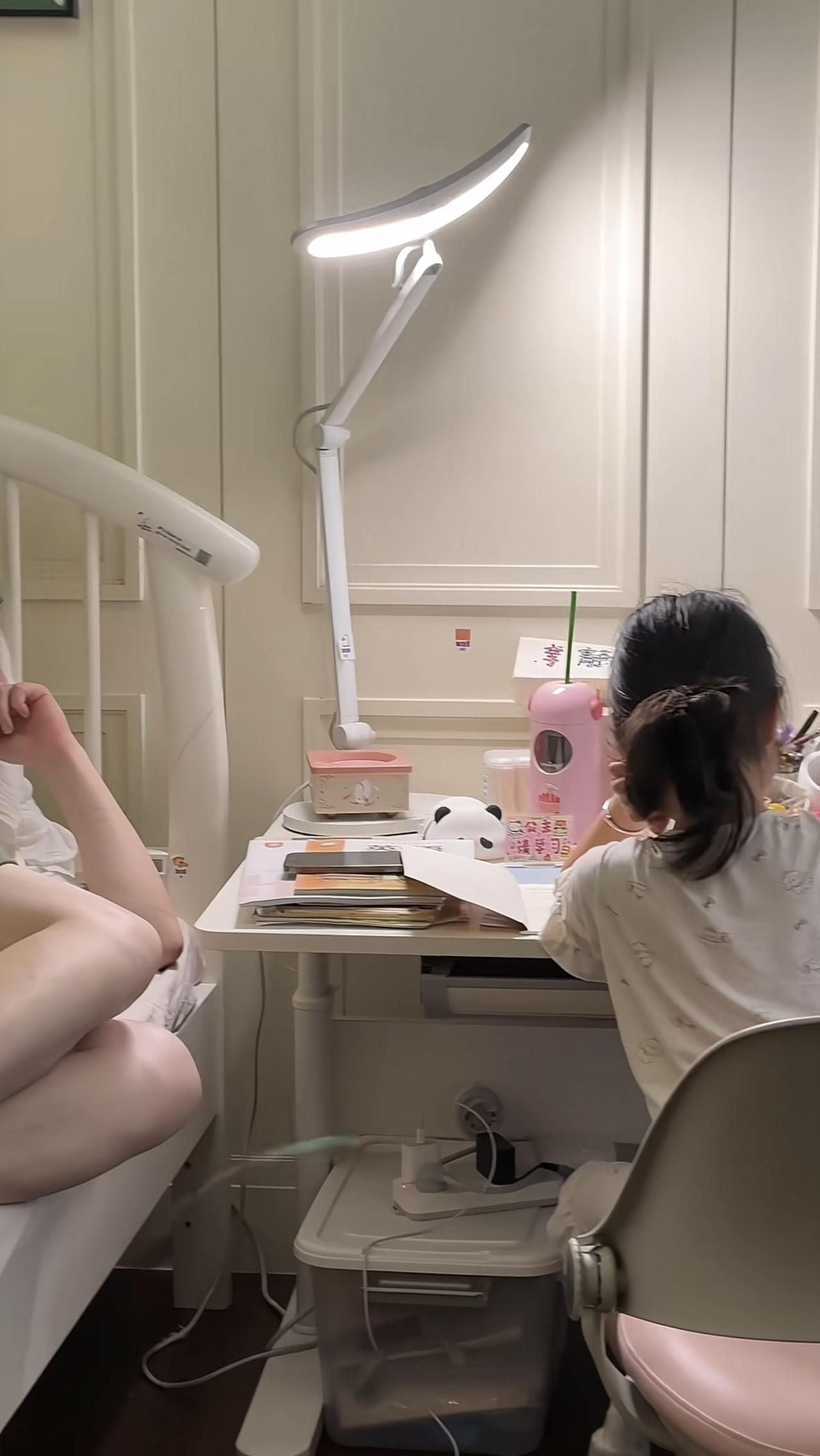 库迪咖啡老总辅导女儿写作业，一脸无奈，太好笑了。

7月19日晚，有网友在社交平