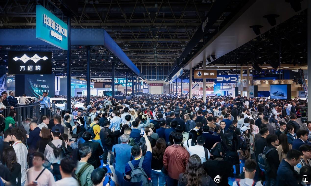 2026北京国际车展上，比亚迪包下E3馆强势亮相，五大品牌矩阵集结，闪充、天神之