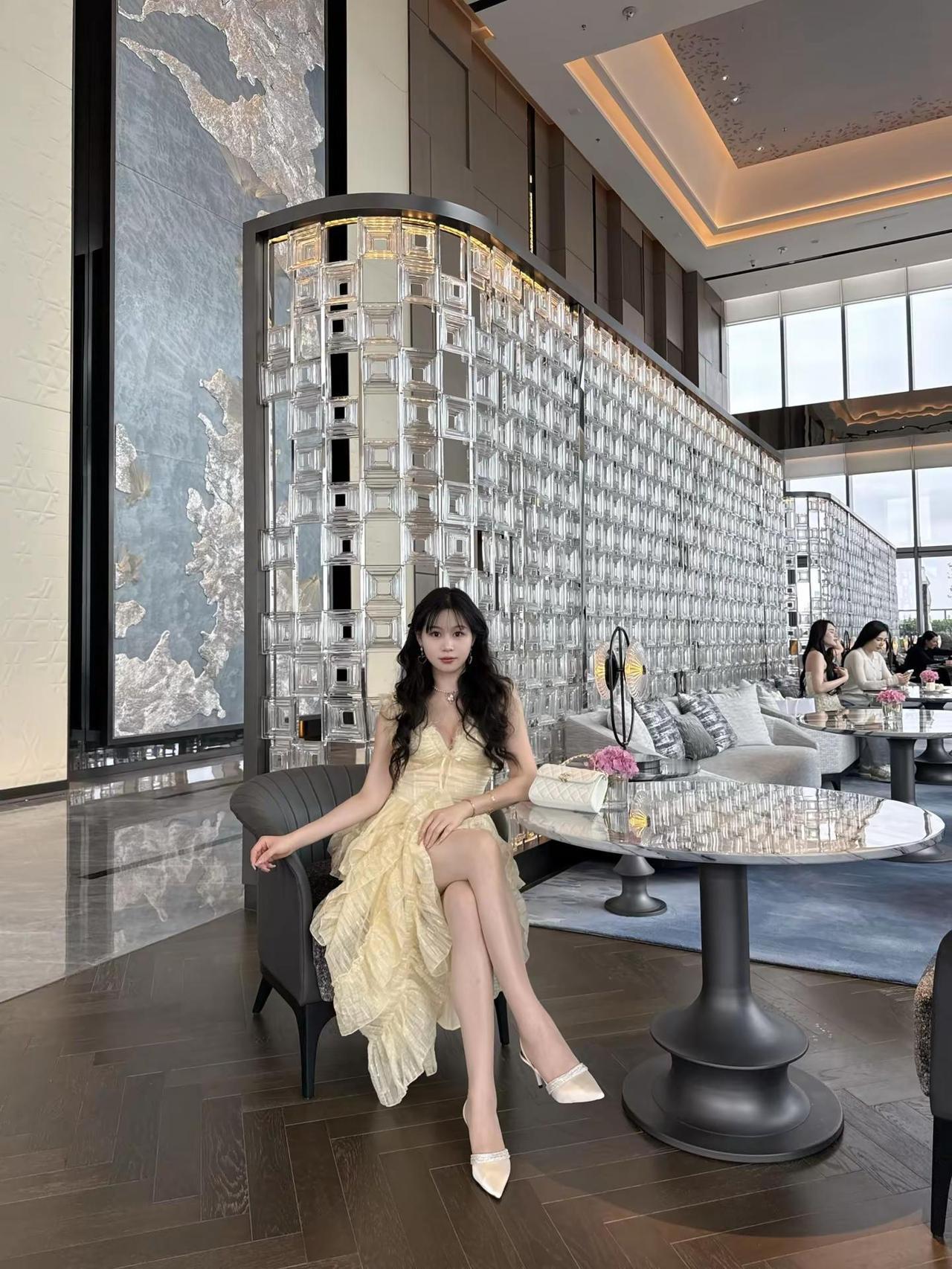 发发livelive图 今日穿搭 白裙轻奢风