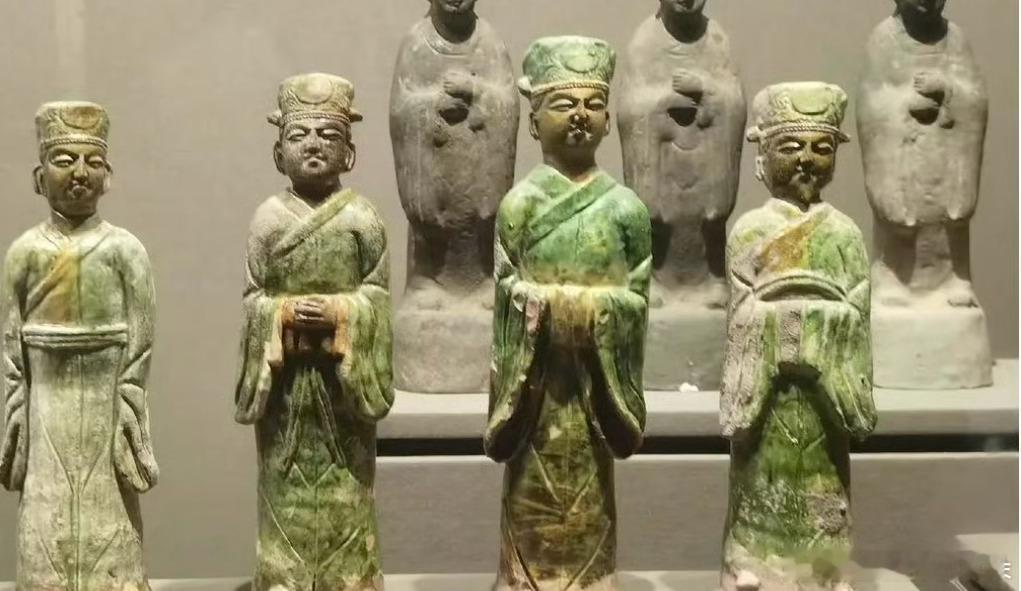 现在古偶做的“交领右衽”，翘楚、嫁金钗、归鸾、将门独后，全是错的，甚至连秦谜这种