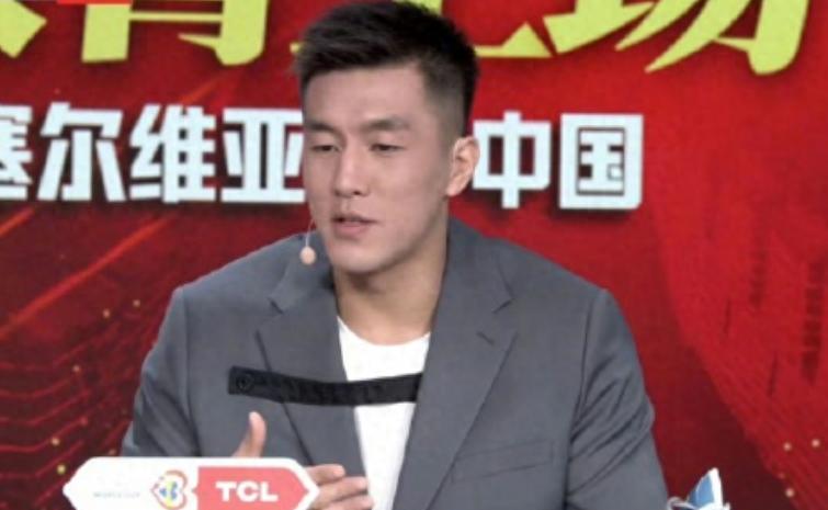 人在国内，心系国家队！郭艾伦首次回应了自己为何无缘国家队，实际上是在为了老乔和队