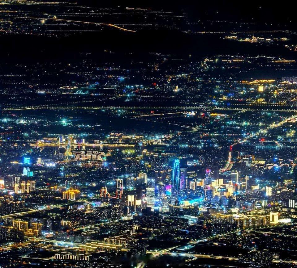 我个人觉得，孩子父母如果有不同意见可以走司法程序，让法院去判。网络舆论也只能起到