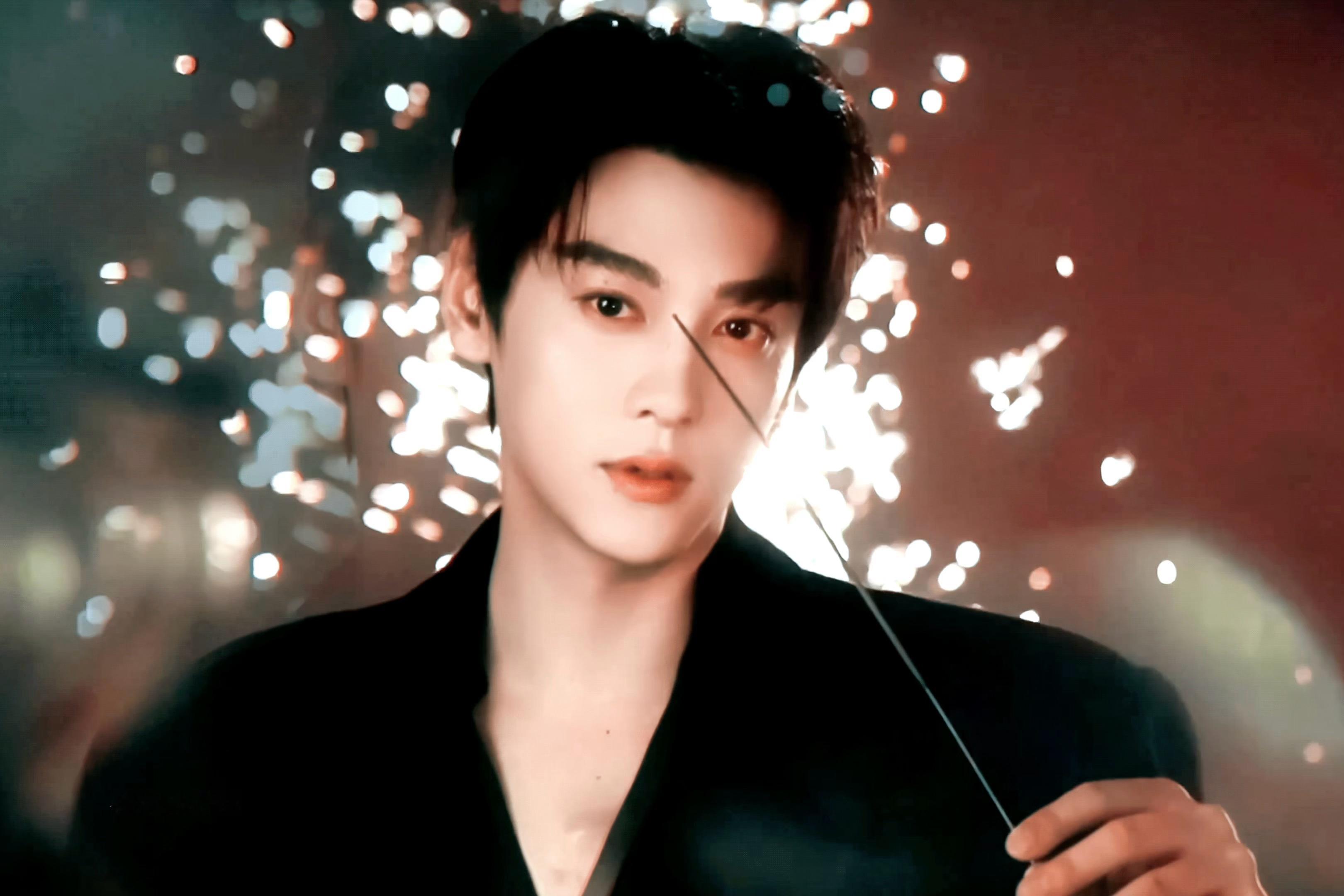 璀璨烟火下 熠熠生辉🎇🌌｜田栩宁 