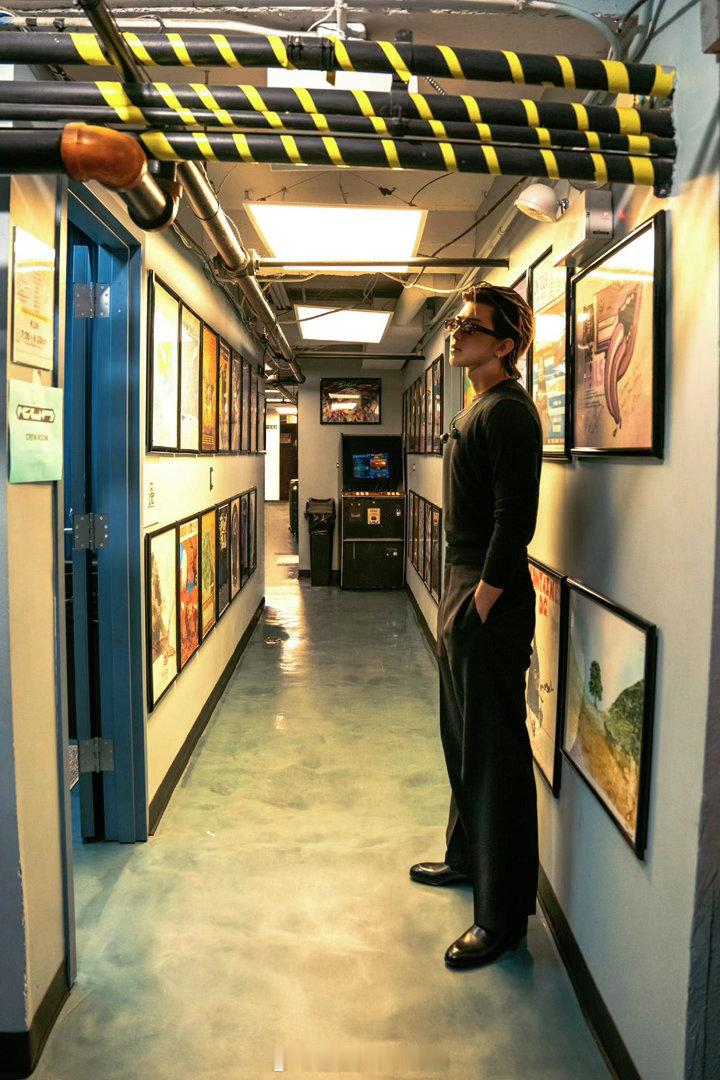 蔡徐坤完全法拉利蔡徐坤年下熟男感 年下感和熟男感通常是对立的，但他身上两种都有。