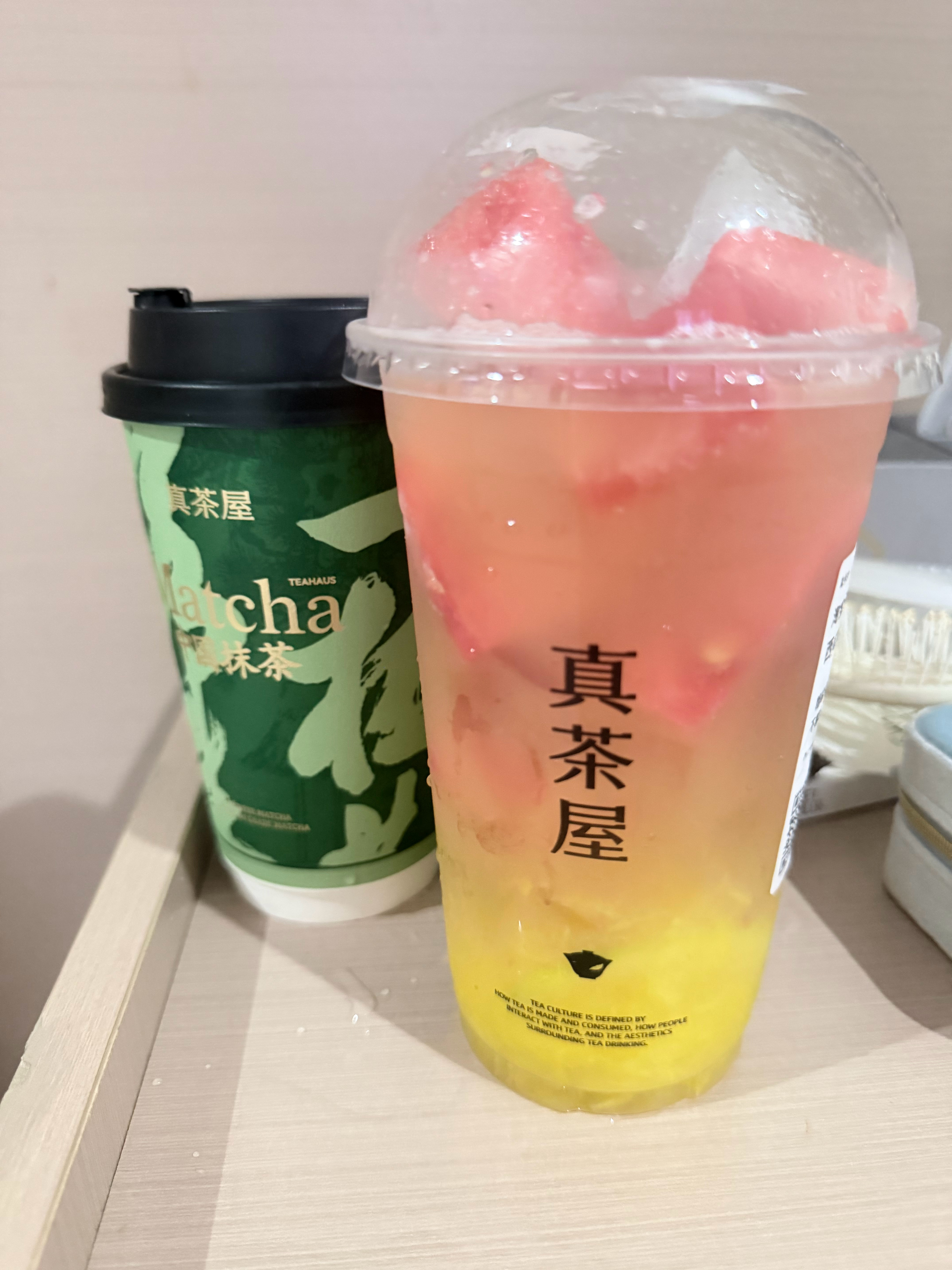 我和苹果派胡吃海喝两天以后双双吃下几颗肠炎宁去坐高铁了🚄我可能是昨天凌晨十二点