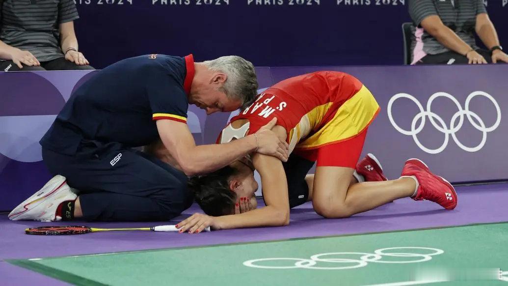 #羽毛球女单决赛##安洗莹vs何冰娇#谢谢马林先生赏赐何冰娇一枚银牌。🥈何冰娇
