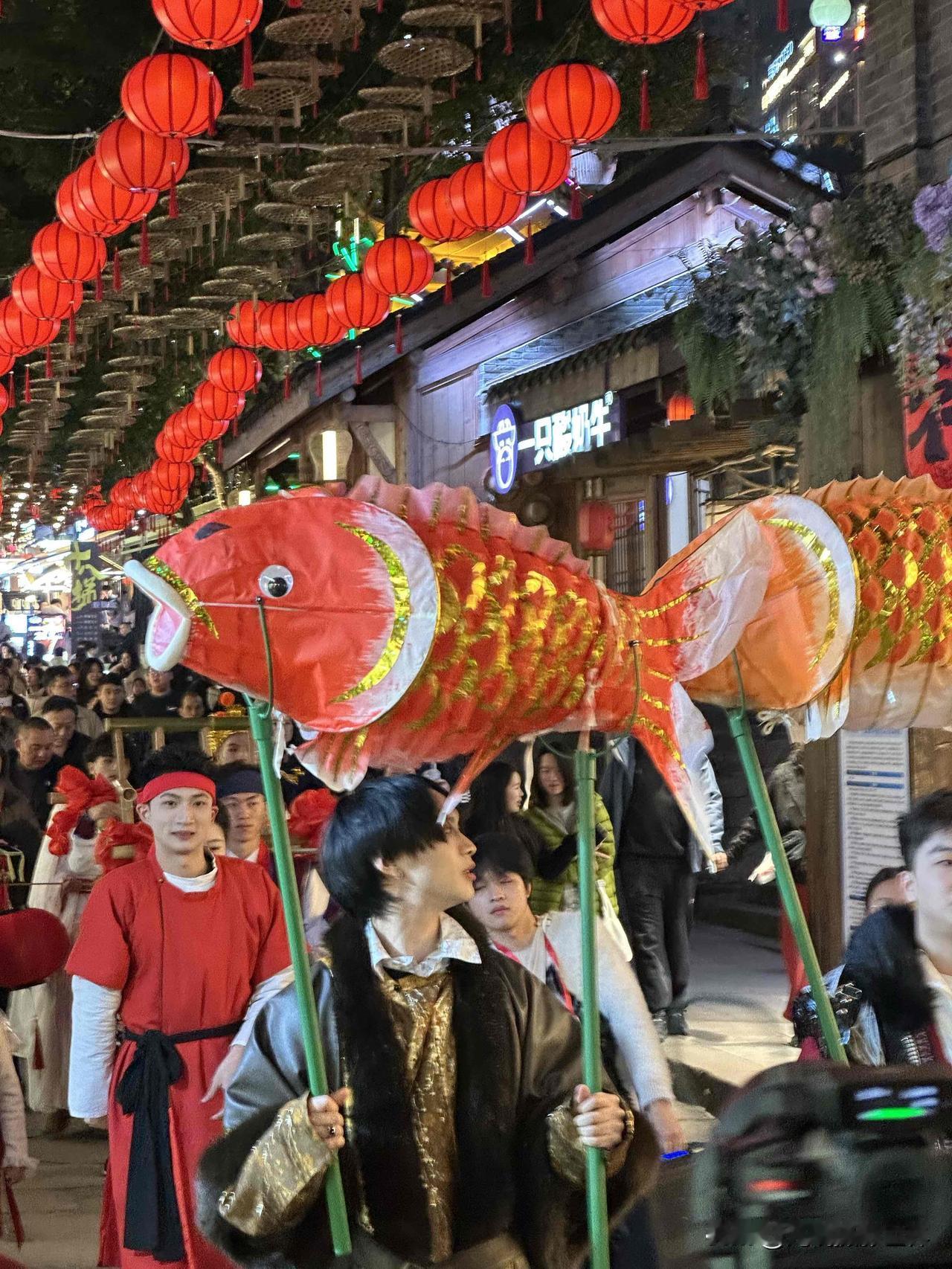 重庆春节旅游旺季，提前来临啦！2月11日，重庆十八梯，超级火爆啊！2026年春节