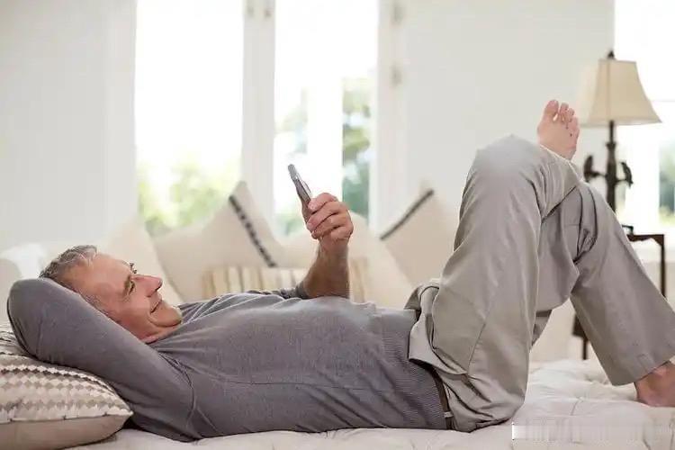 医生告诫：每天睡前玩手机的人，不用半年时间，睡眠或有这几种变化

现在不管年轻人