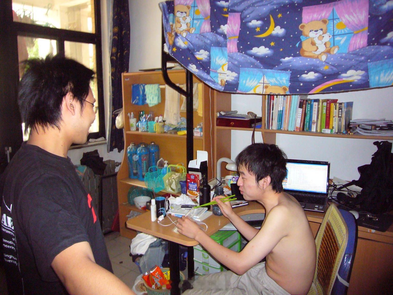应该是不小心受凉了，腰酸，去按了个摩。按的时候突然想起 2006 年在清华宿舍的