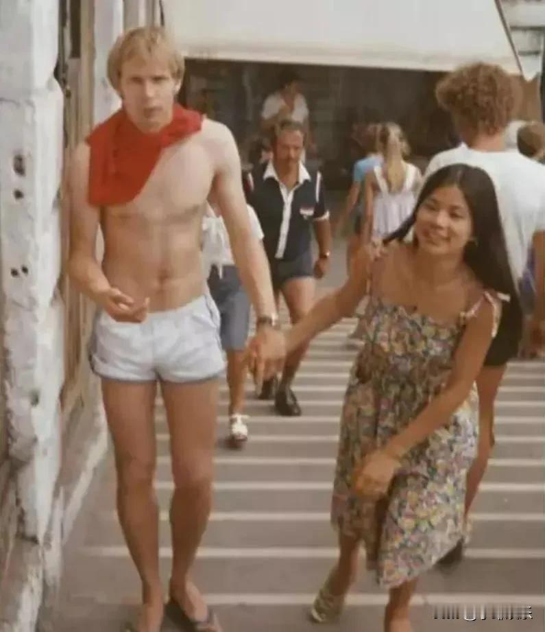 1979年，20岁的翁美玲在花样年华时与她的荷兰男友在逛街时留下了这张珍贵合照。