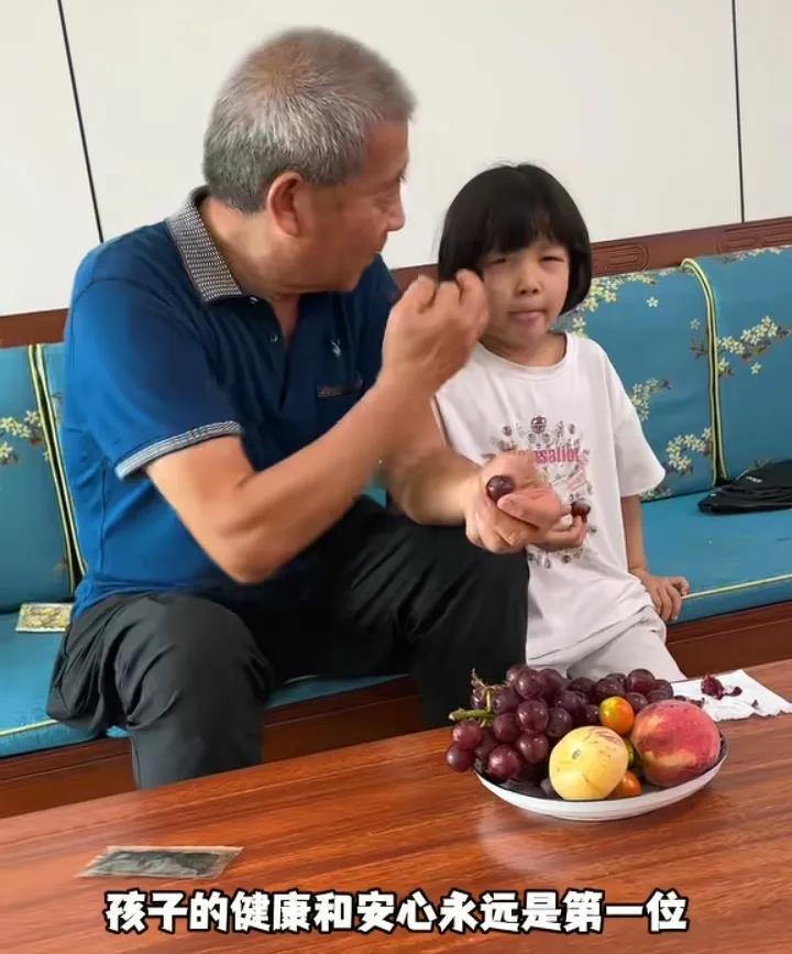 感觉小天赐每天都好忙，一直在陪着父亲表演，拍摄各种广告。76岁老黄，小女儿还不到