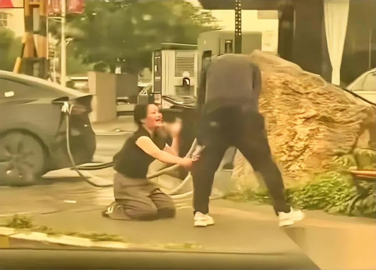 徐州这媳妇

可太拎不清了

这不最近把自己的好日子直接作没了。

之前手机碰都