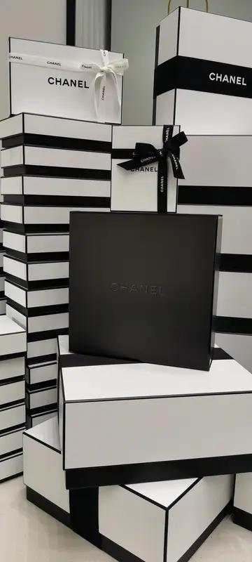 香奈儿“购物篮”包又双叒拍出天价啦！一款2014年的银黑色羊皮购物篮包在拍卖会上