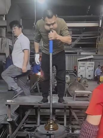 广东一男子吹玻璃30年致腮帮变形，调侃自己是“青蛙王子”会蛤蟆功

腮帮鼓胀如气